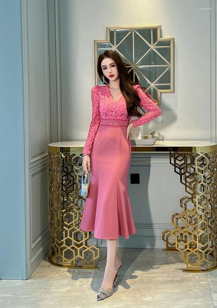 Lässige Kleider Mode V-Ausschnitt Splice Spitzenkleid Hohe Taille Schlank Solide Rosa Herbst und Winter Elegante Party für Frauen 2024