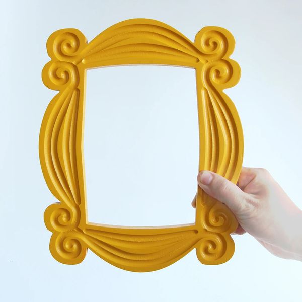 ZK30 Serie TV Amici Monica fatta a mano Cornice per porta in legno Giallo Po Cornici da collezione Collezione di decorazioni per la casa Regalo cosplay 240122