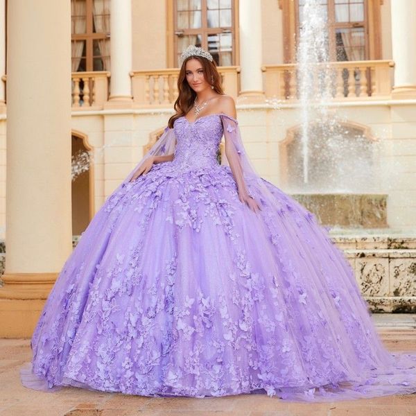 2024 Lavanda Lilla Abiti Quinceanera con spalle scoperte Applicazioni di pizzo Fiori floreali 3D Perline di cristallo Abito da ballo a farfalla Abito da ospite Abiti da ballo da sera con mantello