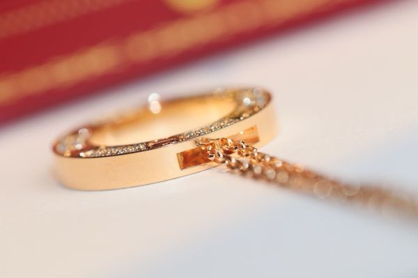 2024Collana con ciondolo amore con diamanti pieni da uomo e da donna Stilista Collana in acciaio al titanio Regalo di San Valentino Gioielli di lussoQ6