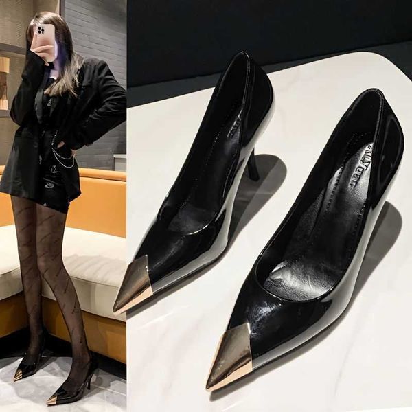 Sapatos de vestido apontou salto fino couro envernizado médio primavera e outono novos saltos altos femininos temperamento de metal estilo deusa boca rasa sapatos únicos