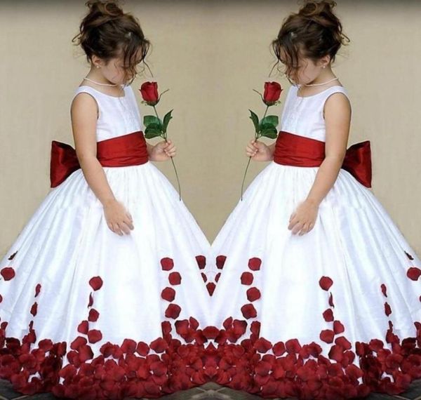 Favoloso abito da sposa per bambina lungo bianco e rosso scuro bordeaux Flower Girl039 Abiti con fiocco oversize con fascia e petali sul pavimento8361440477