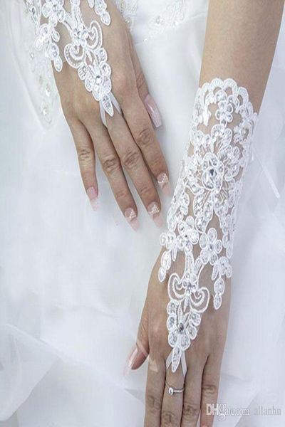 2020 Günstige neue sexy fingerlose Handschuhe Hochzeit Brauthandschuhe Zubehör Perlen Spitzenhandschuhe Hochzeitsaccessoires Handgelenklänge 9086567