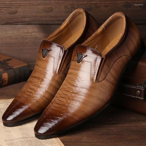 Scarpe eleganti retrò da uomo 2024 estate casual ufficio affari punta a punta in pelle piatta slip-on per uomo mocassini di lusso