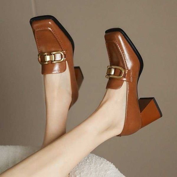 Sapatos de vestido pequenos sapatos de couro primavera novos saltos altos mulheres grossas dedo do pé quadrado estilo francês único profissional de deslocamento não esfregue seus pés