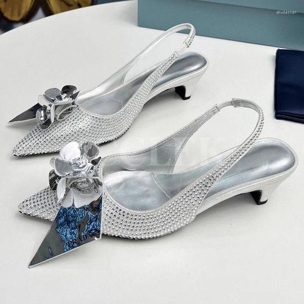 Sandálias verão mulheres flor design t-palco pista mostrar gatinho sapatos de salto único cristal decoração superior pontiagudo toe bombas femininas