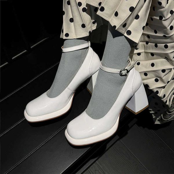 Sapatos de vestido branco couro envernizado uma linha com sapatos Mary Jane ~ primavera nova boca rasa fivela grossa salto alto sapatos únicos pequena estatura