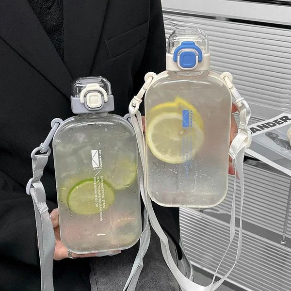 Bottiglie d'acqua Bollitore portatile da viaggio quadrato alla moda di grande capacità da 750 ml con tracolla regolabile