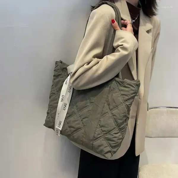 Sacos da noite Clipe Grande Capacidade Cross-Body Bag 2024 Estilo Explosão de Inverno Moda Algodão Tote Estudantes Femininos Clássico Único Ombro