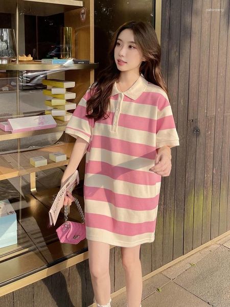 Abiti casual Abito da donna Risvolto Bottoni con cuciture a righe rosa Primavera ed estate T-shirt coreana di media lunghezza sciolta in cotone Gonna corta