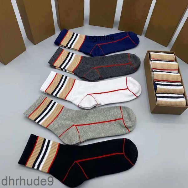 Lüks 5A Tasarımcı Erkek Çorap Pamuklu Çorap Erkekler Günlük Ekose Spor iç çamaşırı kutulu 5 çift chgt