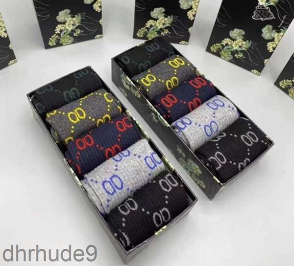 Designers Womens Cheap Socks Set para Homens Cinco Pares Luxe Sports Winter Malha Carta Impressa Meia com Caixa 82V2