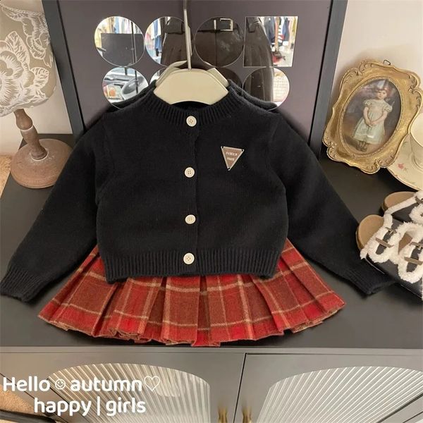 Conjuntos de roupas estilo universitário para meninas, cardigã de outono e saia, uniforme de aniversário para 110 anos, roupa infantil 240129