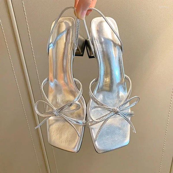 Sapatos de vestido Sandálias sexy de salto grosso para mulheres prata diamante verão 2024 cristal com alça senhoras bloco chunky strass calçado f
