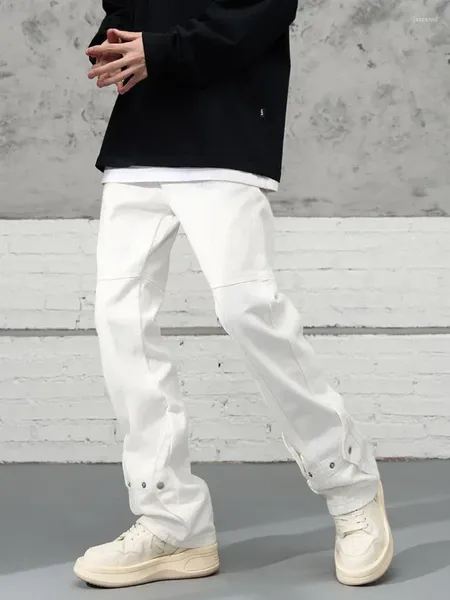 Pantaloni jeans da uomo Hip Hop Pantaloni da cowboy da uomo Svasati Bootcut Rivetti bianchi Punk Y2k Streetwear Estetica Stile coreano Lavato Kpop