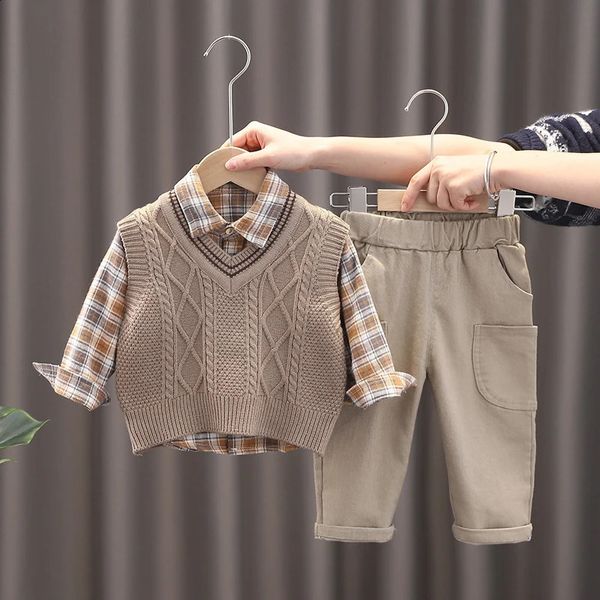 Одежда для маленьких мальчиков, весенние комплекты одежды для мам и детей, свитер, жилет, штаны для малышей, хлопковые корейские версии детского комплекта, костюм 240131