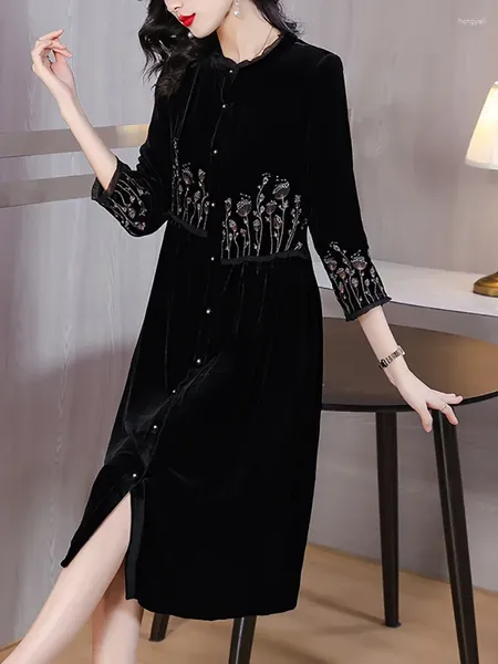 Vestidos casuais 2024 preto veludo bordado floral luxo midi mulheres coreano vintage hepburn vestido de baile outono inverno elegante j320