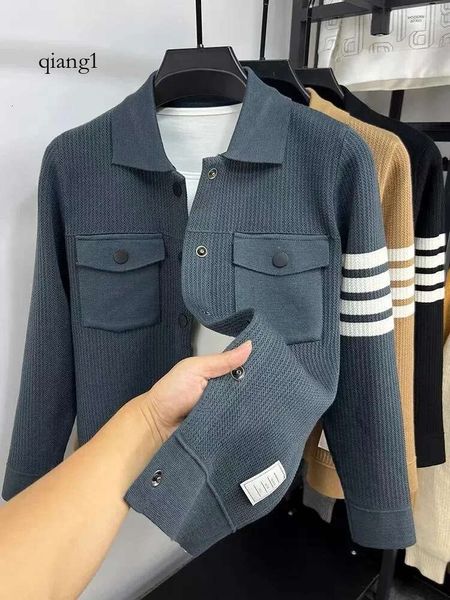 Roupas de luxo jaquetas masculinas marca de alta qualidade clássico listrado cardigan lapela casaco 2023 outono / inverno coreano juventude moda bolso casual jaqueta de malha designer