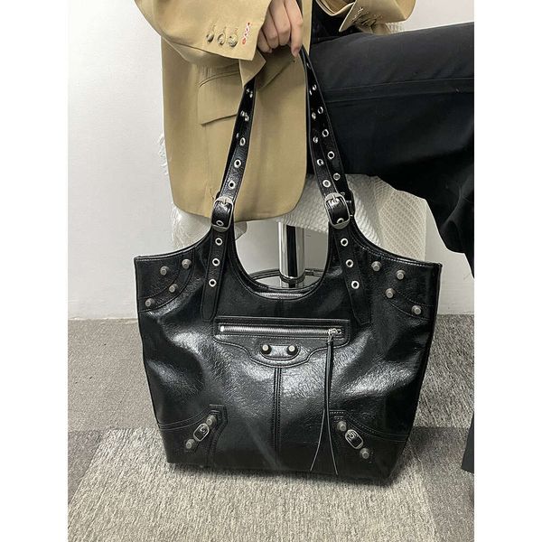 Motocicletta rivettata versatile per donna Nuovo design trendy e di nicchia Borsa tote a spalla ascellare di grande capacità vendite dirette in fabbrica