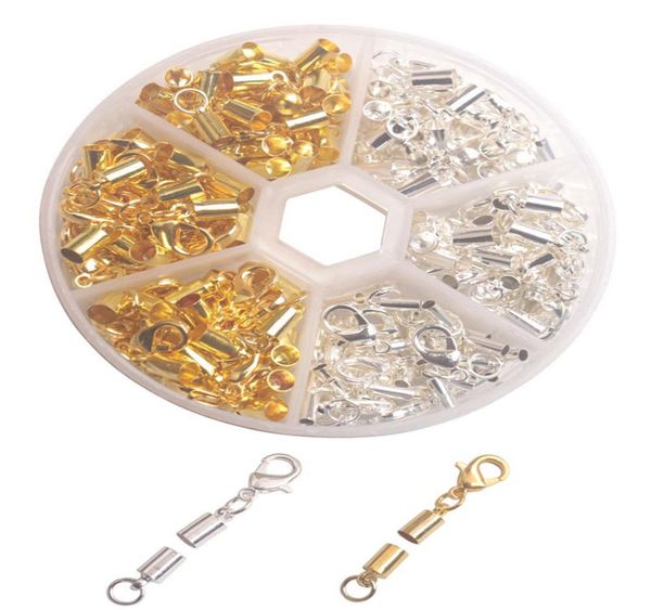 Una scatola da 90 set di estremità del cordone placcato oro argento con chiusura per pelle da 2 mm, 3 mm, 4 mm nel contenitore4983855