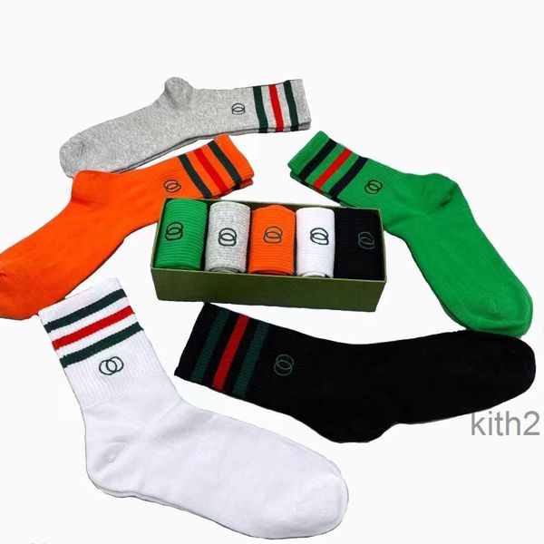 Designer Mens Mulheres Meias Cinco Pares Luxe Sports Inverno Malha Carta Impresso Sock Bordado Algodão Homem Mulher com Caixa Verão Outono Quatro Estações Uniforme Tamanho FI5Q