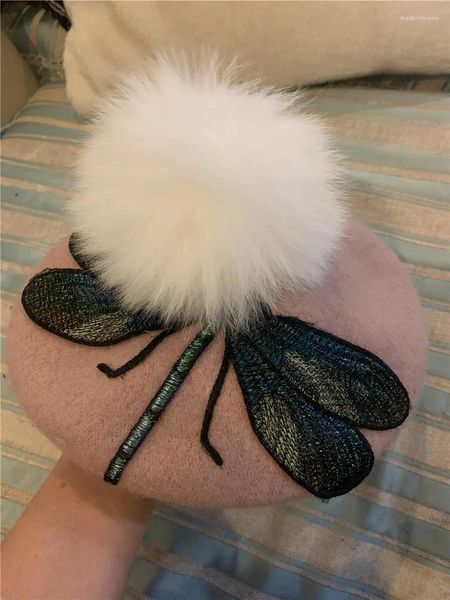 Berets 202401-shi lã feltro libélula bordado puro branco bola de pele senhora boina chapéu mulheres lazer pintor boné