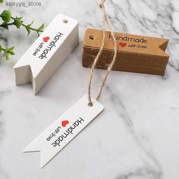 Etiquetas Etiquetas 100pcs Etiquetas de papel Kraft feitas à mão com amor Etiquetas de presente Biscoito Doce Pão Embalagem Suprimentos Hang Tag Casamento Natal Suprimentos Q240217