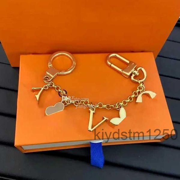 Moda lüks anahtarlık mektubu tasarımcı anahtar zincirleri metal kadın çantası cazibe kolye otomobil parçaları aksesuarları hediye 3t7j