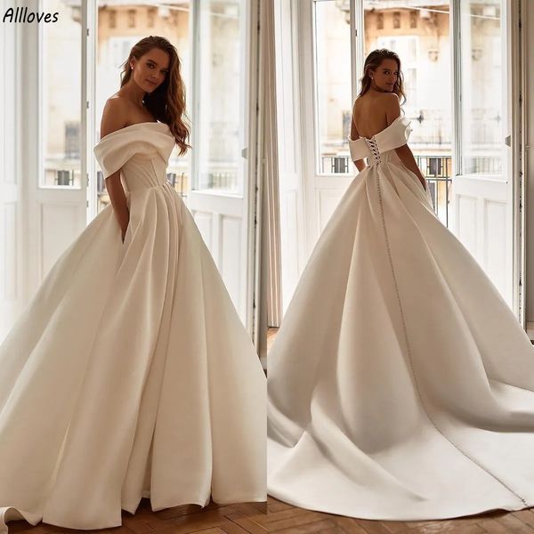 Elegante elfenbeinfarbene Satin-Brautkleider in A-Linie, trägerlos, gerüscht, sexy, schulterfrei, Boho-Gartenbrautkleid, Hofschleppe, Knöpfe, Schnürung am Rücken, schlicht, Vestidos De Novia CL3298