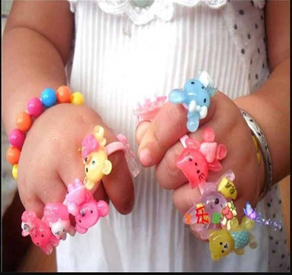 Doce cor plástico crianças anéis para meninas dos desenhos animados bonito animal coelho urso crianças039s dia jóias para o natal ps14182179226