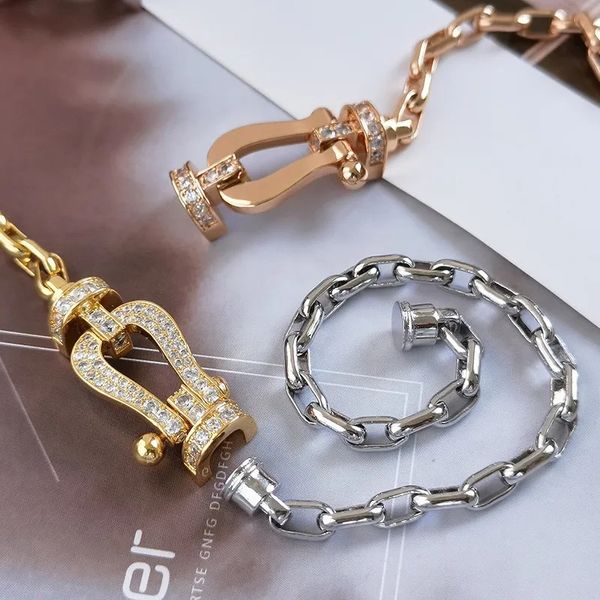 2024 New Hot Catena con fibbia a ferro di cavallo Bracciale di marca Moda Versatile per uomini e donne Coppie Modelli Braccialiq1-1