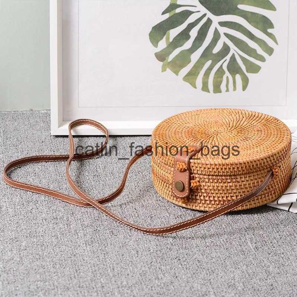 Bolsas de ombro 2023 New Bali Vintage Handmade Bolsa de couro Crossbody Round Beach Girls Circle Rattan Small Bohemian Womenh24217