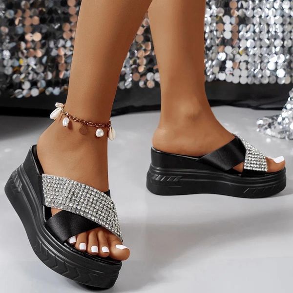 Pantofole 2024 da donna con tacco leggero in pendenza con diamante acquatico per capispalla sandali da spiaggia con cintura incrociata con suola spessa