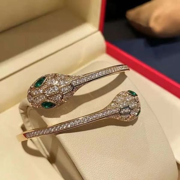 2024Bulgarilis Дизайнерский браслет для женщин Высочайшее качество Полное бриллиантовое кольцо со змеей Женский зеленоглазый браслет со змеиной головой с двойной головкой и регулируемым отверстиемq2