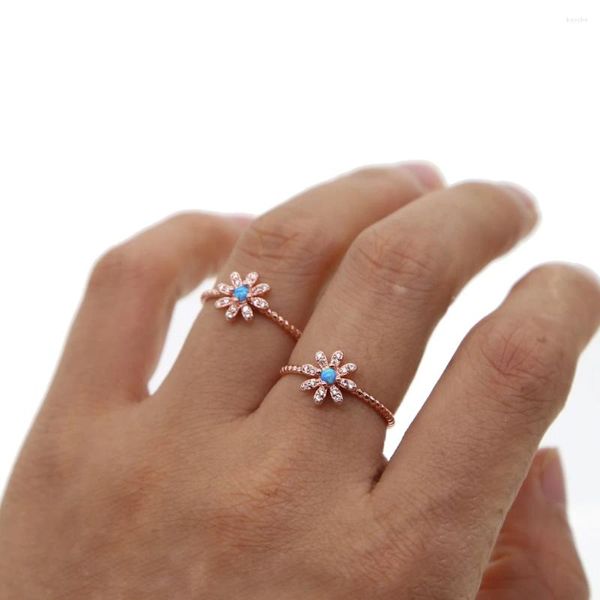 Cluster-Ringe, blauer Opal-Schmuck, Roségold-Farbe, zierlicher, glänzender österreichischer Kristall, Gänseblümchen-Blumenring, niedliche Mädchen-Frauen-Eleganz-Hochzeit