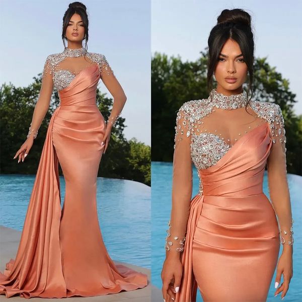 Abiti da sera in corallo a sirena Strass Colletto alto Party Prom Illusion Maniche Pieghe Abito lungo per occasioni speciali