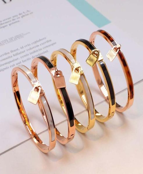 Pulseiras de aço de titânio 316L para mulheres ouro rosa cor prata preto branco superfície carta pulseira moda casal pulseira de casamento B6644392