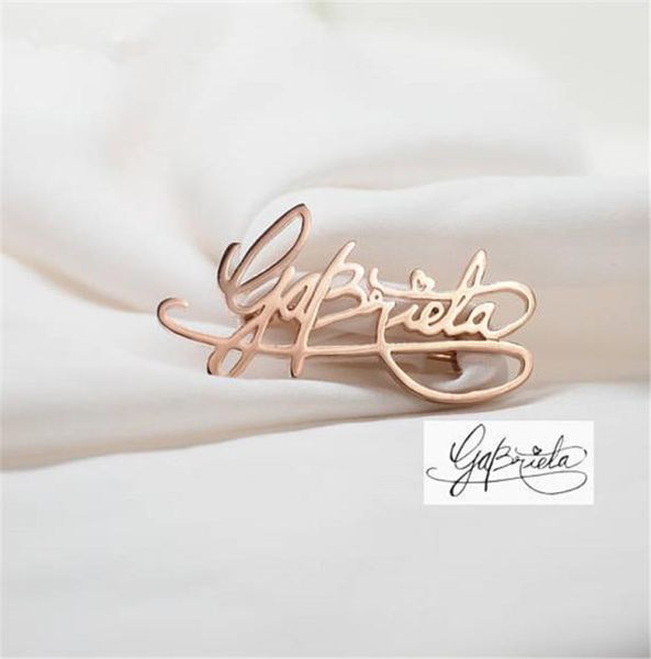 Personalizza Spilla aziendale Logo design Oro Argento Scrittura a mano Firma Qualsiasi nome Qualsiasi carattere Spille Spille Etichetta Spilla Gioielli per feste gif6005941