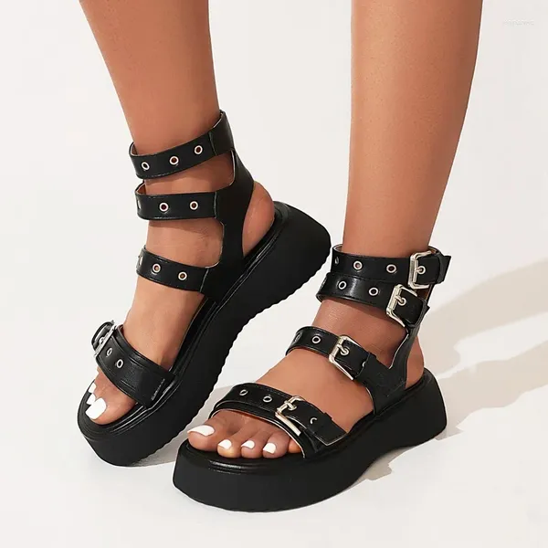 Sandálias 2024 verão preto gladiador de couro para mulheres três fivela plataforma estilo rua plana sapatos romanos mulher 43