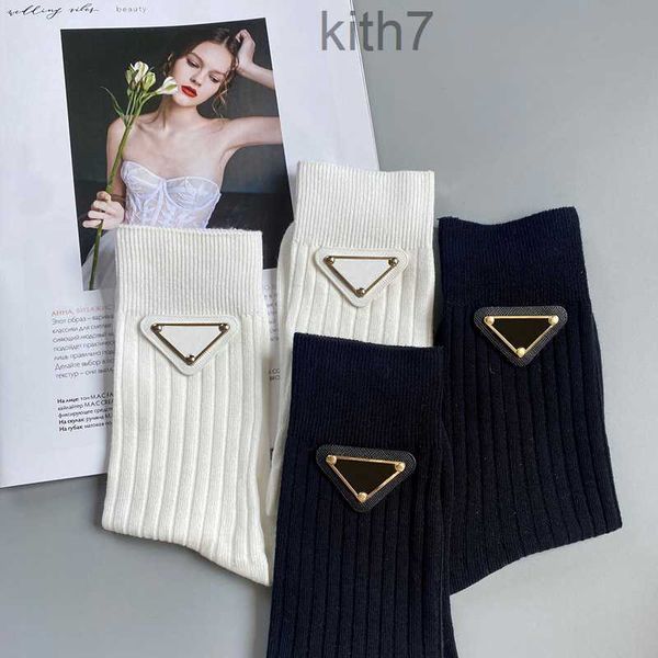 Herrensocken Designer für Männer Frauen Baumwolle Atmungsaktive Socke mit Leder Metallstück Herren Damen Geeignete Kleidung Unterwäsche 5K2K