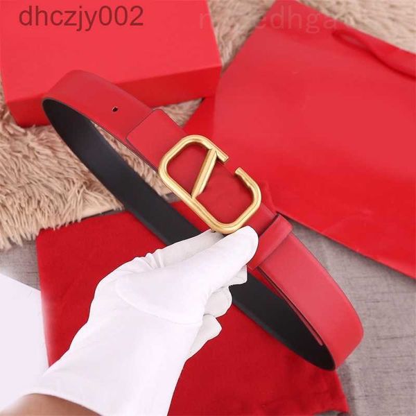 Cowhide pürüzsüz V Kemerler Kadınlar Tasarımcı Kemeri Erkekler Ceinture Homme Mektup Basit Tersinir Boş Zaman Derileri 2.5cm Lüks Kırmızı Kara Ga07 Q3K6