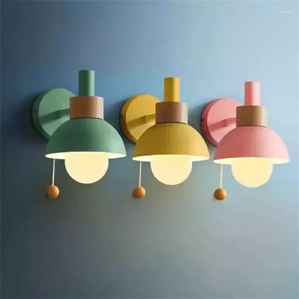 Lampada da parete Moderna decorazione nordica per la casa Vernice in legno e metallo Lampada colorata Sconce Semplice Ristorante Caffetteria Bar Lustro con interruttore a tirante