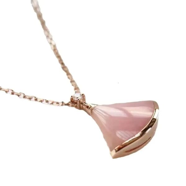 2024Bulgarilies V-Gold-Designer-Halskette für Damen, natürliche rosafarbene Fritillaria-Schlüsselbeinkette, vergoldet mit Roségold. Hochwertiger Anhänger-Schmuckdesigner für DamenQ6