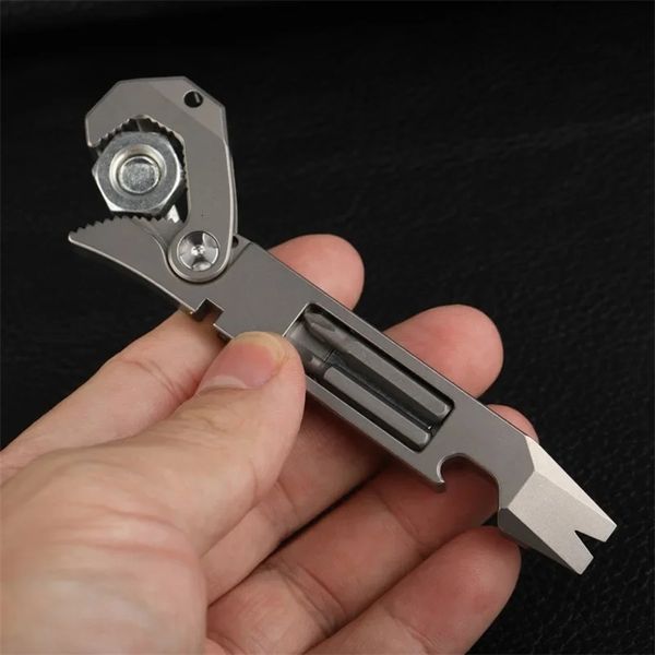 Engrenagem de acampamento ao ar livre Liga EDC Multifuncional ToolsCollection Survival Bottle Opener Corda Cortador Janela Quebrando Pry Bar y240126