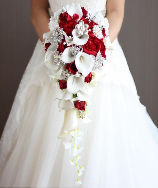 Şelale Düğün Çiçekleri Gelin Buketleri De Mariage Kırmızı Gül Beyaz Calla Zambakları Yapay İnciler ve Rhinestone Dekorasyonu 2874877