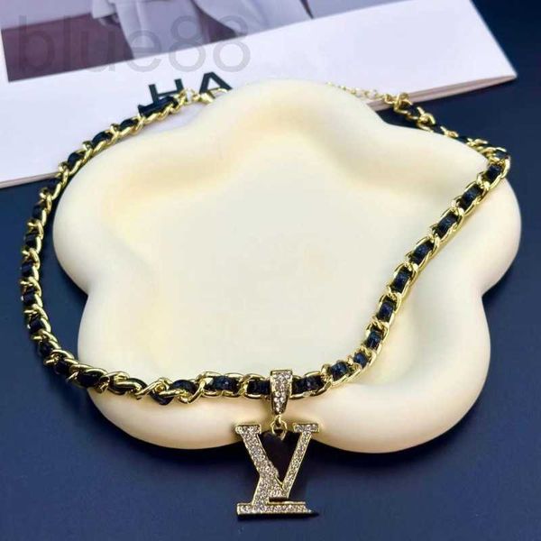 Fili, stringhe Gioielli di design Collana di pelle di pecora nera di lusso Collana da donna con catena a forma di clavicola Collana con lettera Eleganza Collana versatile QBC7