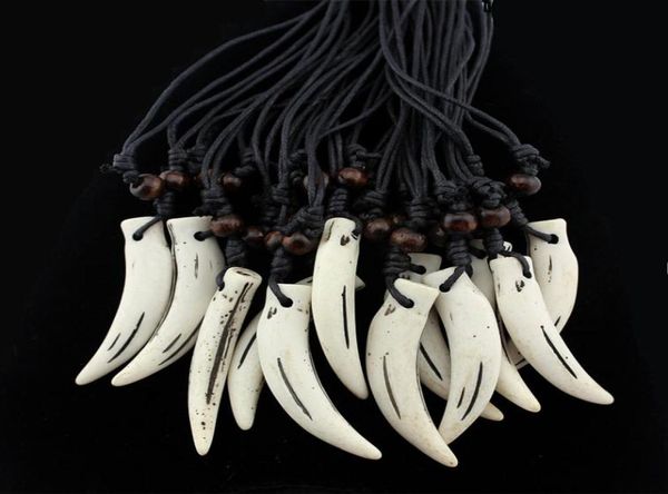 12pçs estilo tribal imitação de osso de iaque escultura falso lobo dente amuleto pingente de contas de madeira colar inteiro mn1095652546