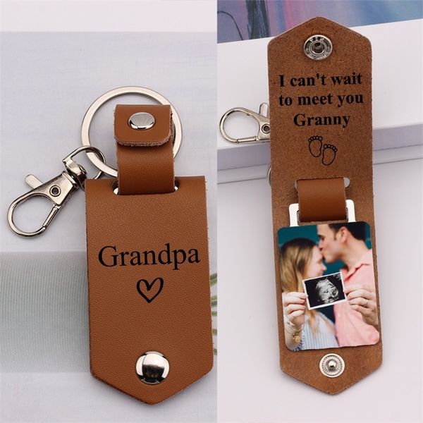 Personalisierter Po-Leder-Schlüsselanhänger „I Can’t Wait to Meet You Granny Baby Coming“, Geschenk für Oma, Opa, Ihr Text, Lederanhänger 240119