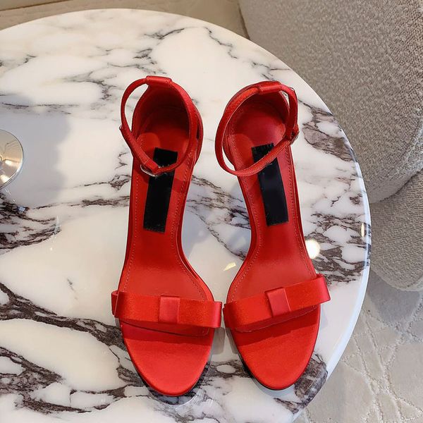 Sandali con tacco a spillo da donna di lusso Cristalli impreziositi Tacchi alti Scarpe da sera in pelle verniciata Scarpe da donna con tacco alto Designer di lusso Scarpe eleganti con lettera in metallo Rosso Nero