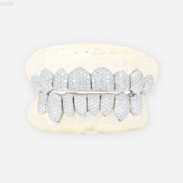 Hip Hop personalizzato ghiacciato 14k Gold Fang Top 4 Bottom 4 Vvs Denti con diamante naturale Grillz Impostazione a zig-zag